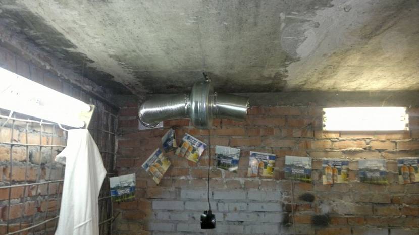 Вытяжная труба под потолком гаража